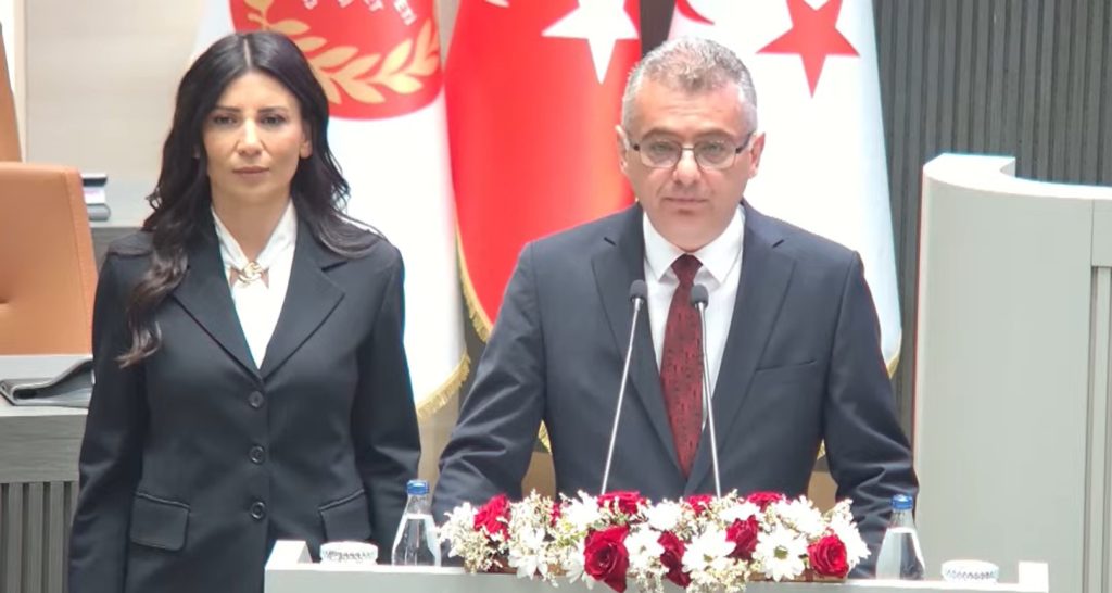 Erhürman, Meclis’te ant içerek görevine başladı