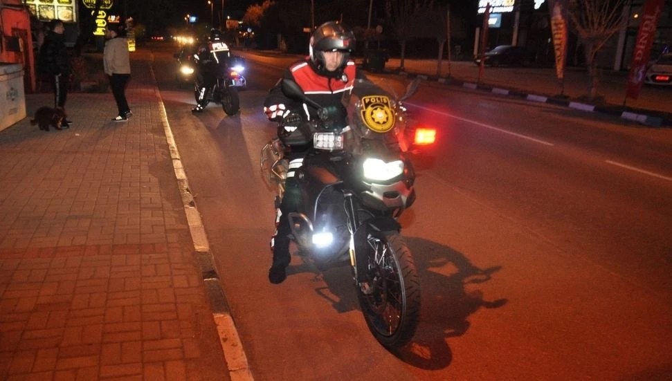 Ülkede izinsiz ikamet eden iki kişi tespit edilerek tutuklandı