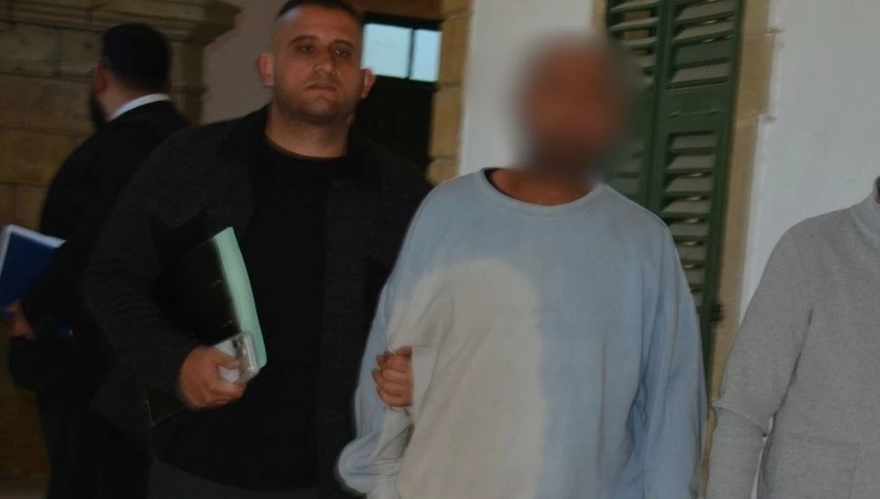 Üvey kardeşine ve evine saldırdı