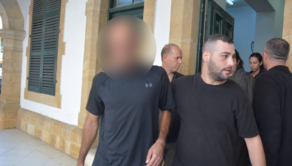 Duruşmada salonun ve yargıcın fotoğrafını çekti