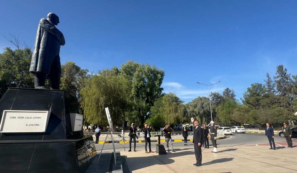 Erhürman, Atatürk Anıtı’na çelenk sundu