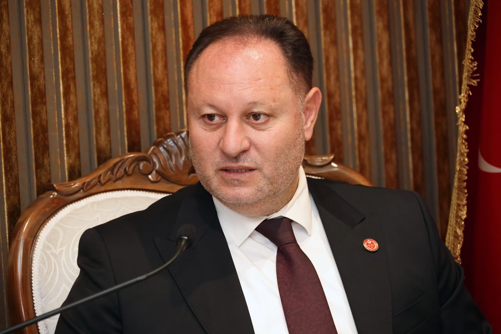 Öztürkler: “Bayrağımıza kinle yaklaşanlar bilmelidir ki karşılarında sadece bir sembolü değil, bir halkın onurunu, tarihini ve geleceğini bulur”