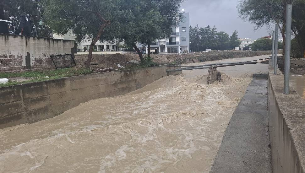 Lefkoşa Devlet Hastanesi’ni su basmasın diye önlem alındı!