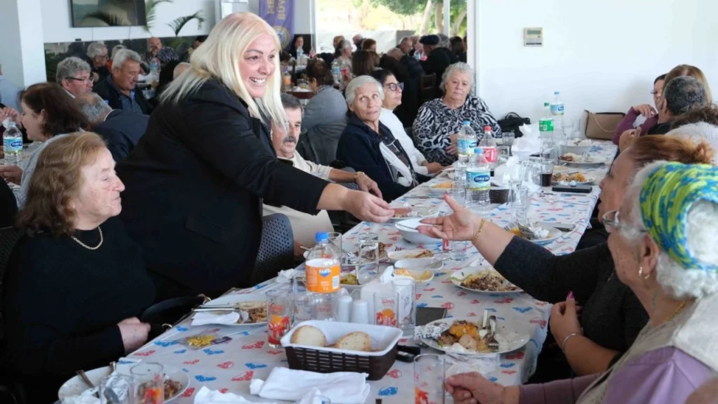 Mehmetçik Büyükkonuk Belediyesi, 65 yaş ve üzeri vatandaşlar için yeni yıl yemeği düzenledi