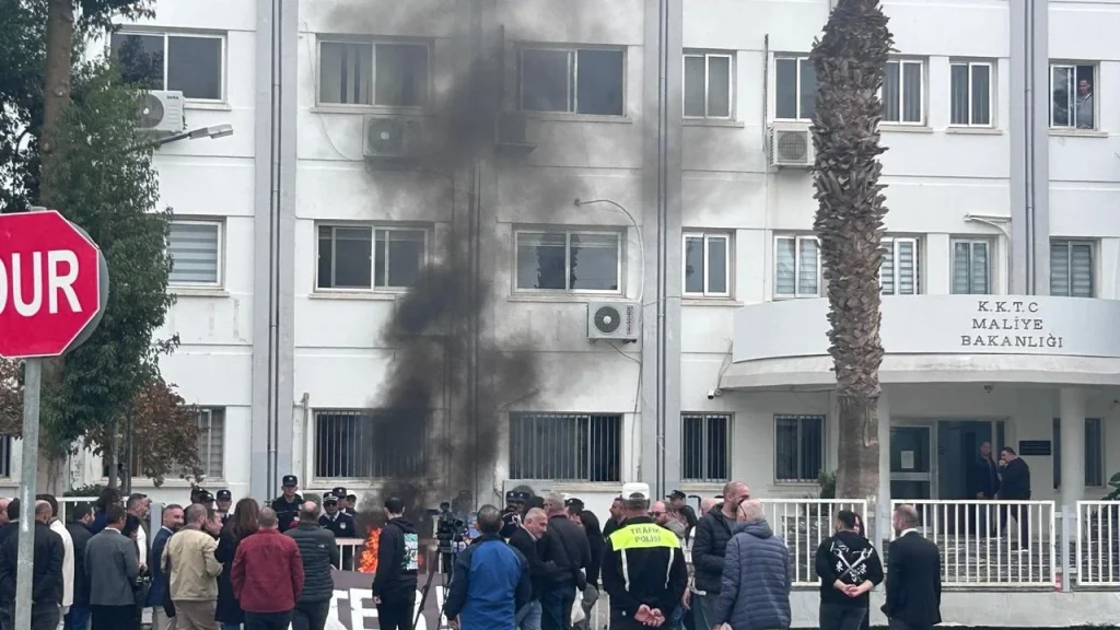 Kamuda örgütlü 5 sendika Maliye Bakanlığı önünde eylem yaptı