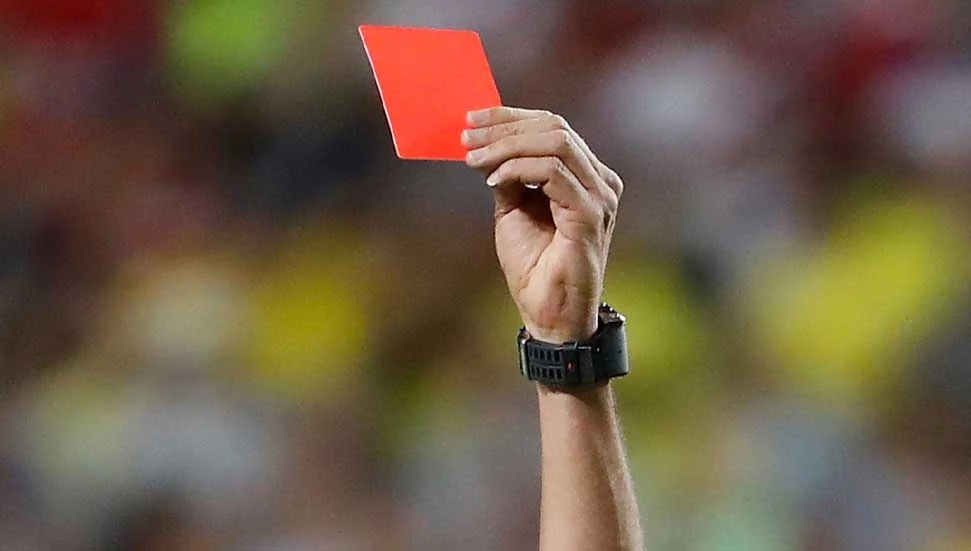 Geçitkale–Baf Ülkü Yurdu maçında kırmızı kart sonrası hakeme saldırı: Maç tatil edildi