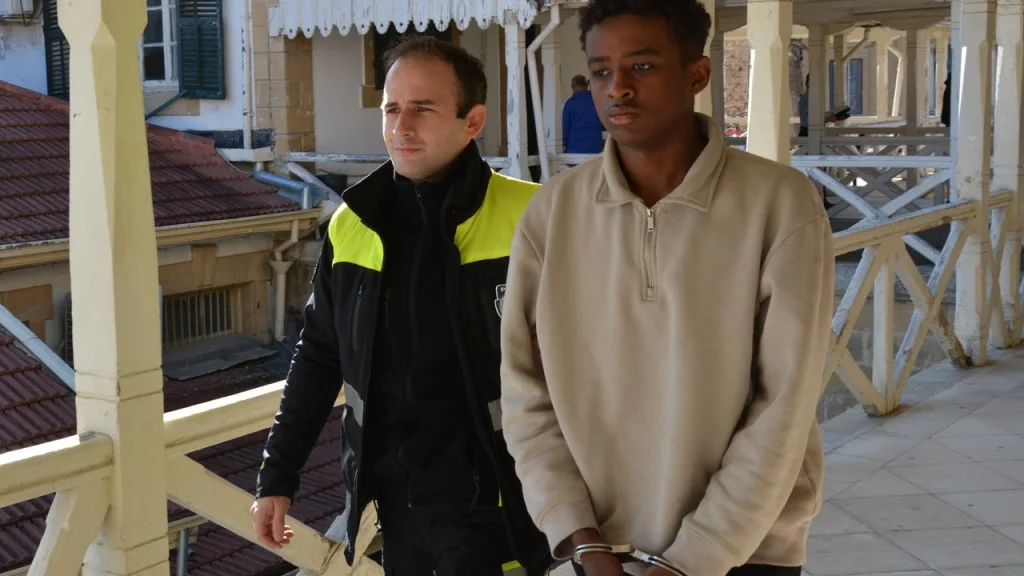 Üniversitede düşürülen kredi kartıyla alışveriş yapan öğrenci tutuklandı