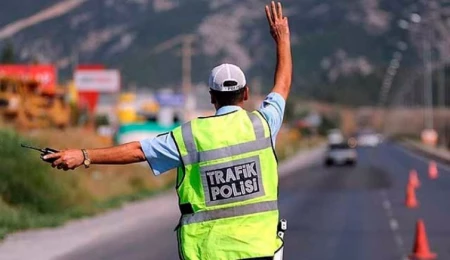 Hafta sonunda trafik denetimleri: 293 sürücüye işlem yapıldı, 37 araç trafikten men edildi