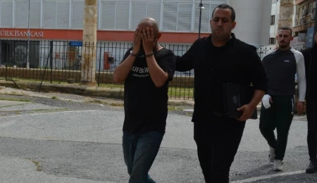Lefkoşa’da kadına şiddet: Alkol tesiri altında üvey kardeşinin dişlerini kırmakla itham edilen zanlı 3 gün tutuklu